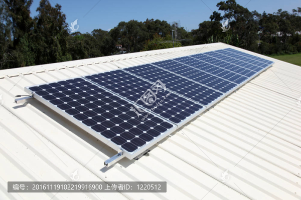 住宅屋頂太陽能電池板。太陽能正在成為能源結(jié)構(gòu)的重要組成部分.。