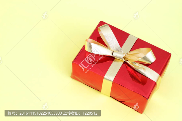 黃色背景上的紅色禮品盒