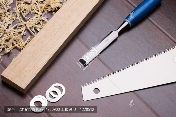 木材紋理背景上的木工工具