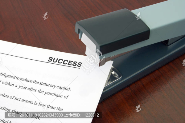 辦公室訂書機(jī)和文件