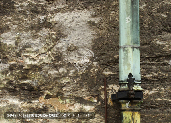在一個破舊的石頭墻前藍(lán)銅rainpipe