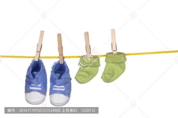 嬰兒鞋和socka掛在晾衣繩上
