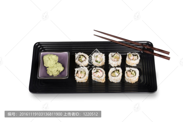 粟實用筷子夾在盤子上