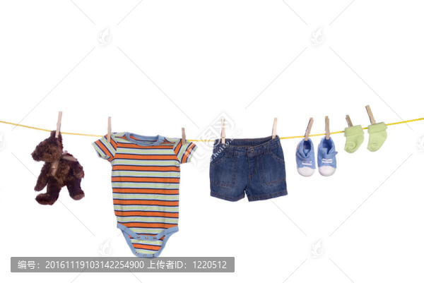 掛在晾衣繩上的嬰兒服裝