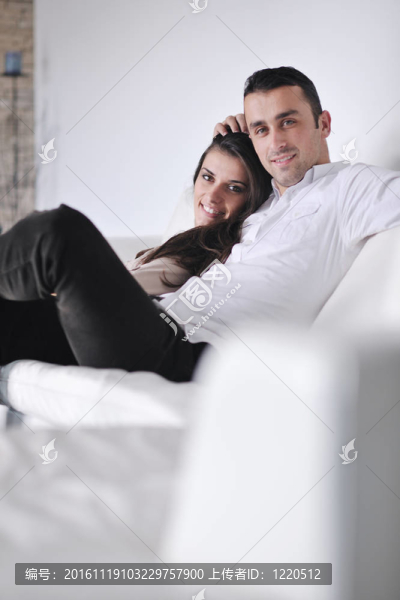 幸福的年輕夫婦在家放松