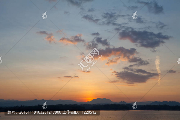 湖的天空和山