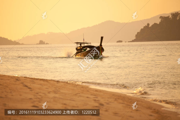 海上的船
