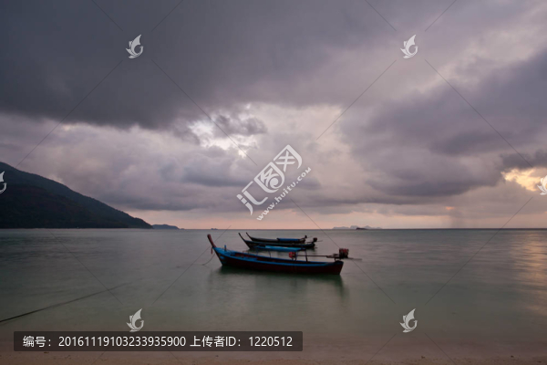 海上的船