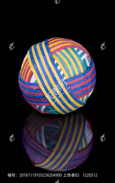 黑色表面上的橡皮筋球