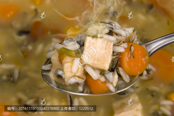 裝滿雞湯和米飯的勺子