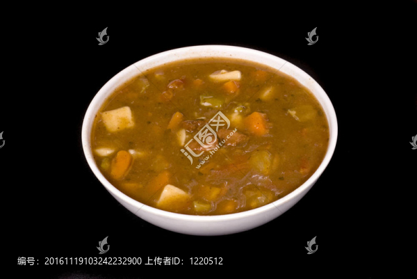 黑色背景上的牛肉湯