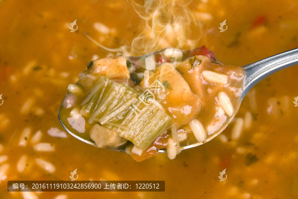 熱勺充滿湯