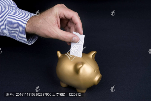 把紙放在小豬銀行