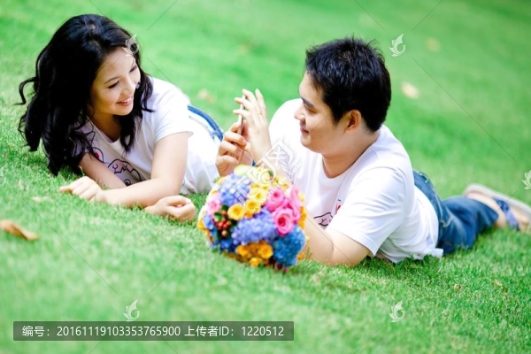 小男孩帶著女友的手機(jī)在草地上拍照