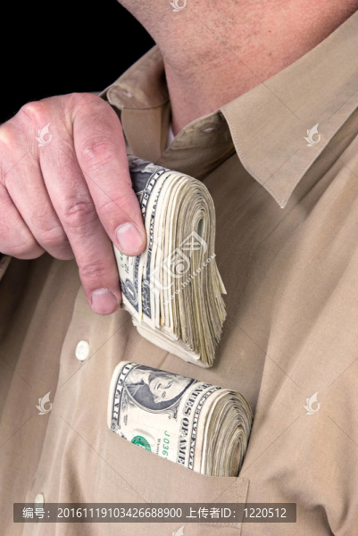 把現(xiàn)金放在襯衫口袋里
