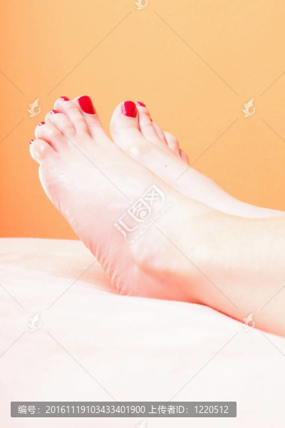 女人的腳指甲上紅色的毛巾