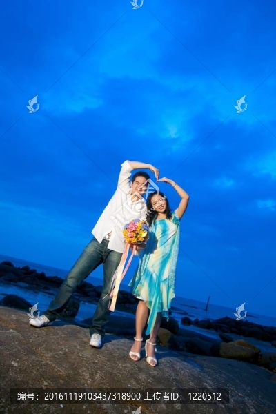 海灘上黃昏的年輕情侶們?cè)谧鰫?ài)