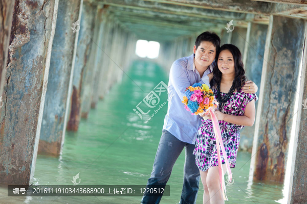 海灘上的可愛的夫婦
