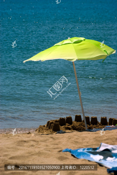 海灘上的遮陽傘
