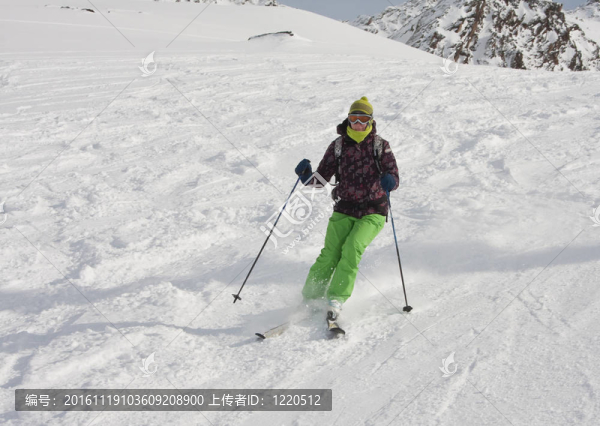 這個女人在一個滑雪勝地滑雪