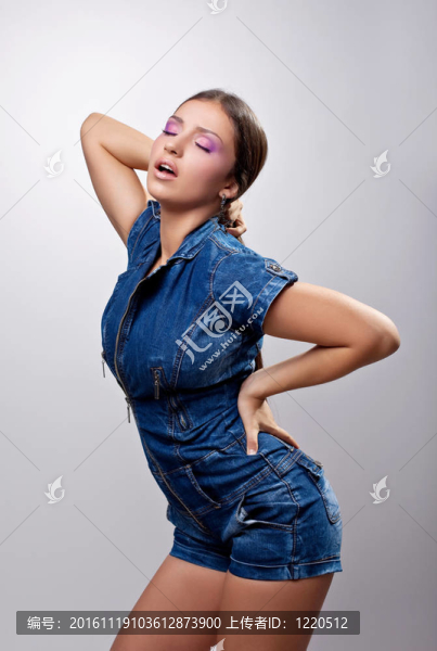性感女孩穿牛仔裝秀欲