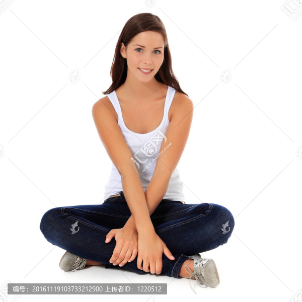 女人坐在