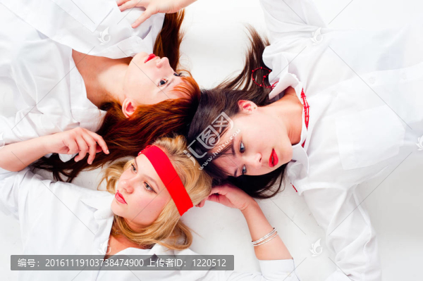 三個(gè)漂亮的女孩-匯圖網(wǎng) www.fosd68.com 三個(gè)漂亮的女孩