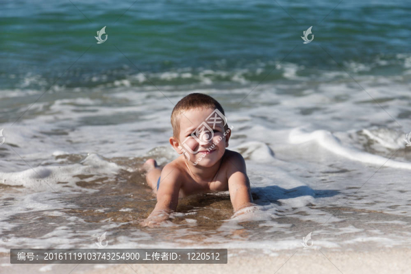 海灘上的男孩男孩