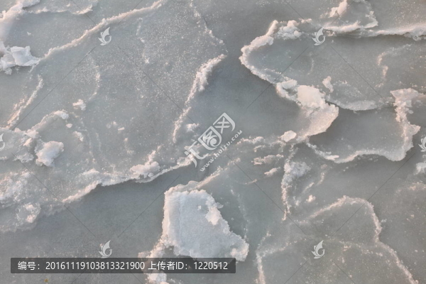 背景上的浮冰