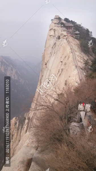 華山峰頂懸崖峭壁高險奇云梯攀登
