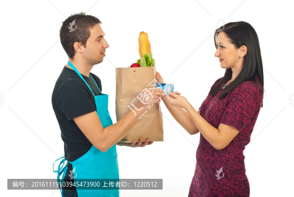 客戶用信用卡支付的女人