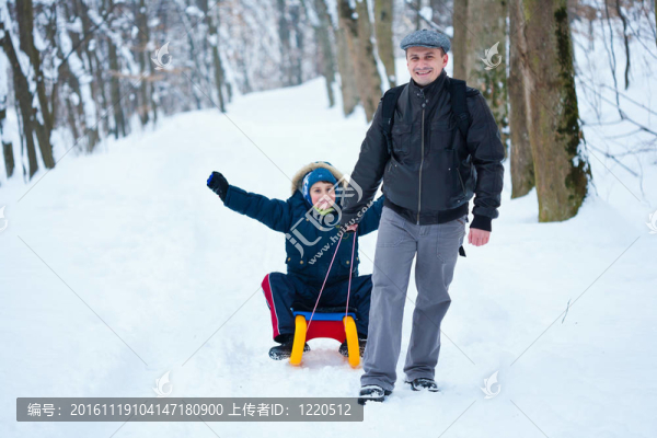 父親和兒子用雪橇