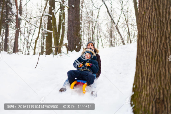 在雪橇上的母親和兒子