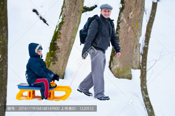 父親和兒子用雪橇