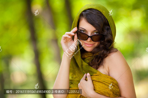 美麗的女人與太陽眼鏡戶外