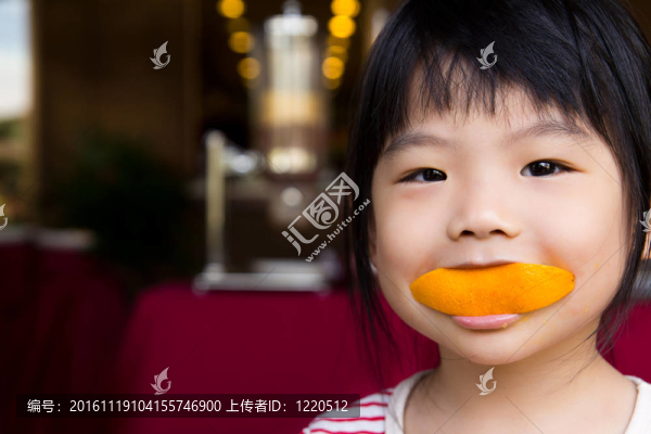 可愛(ài)的女孩吃橘子