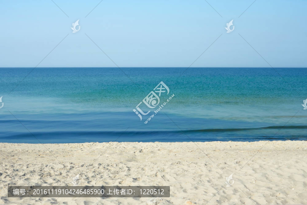 天空。海。砂