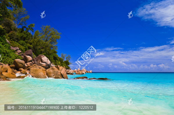 在普拉蘭島熱帶海灘；塞舌爾