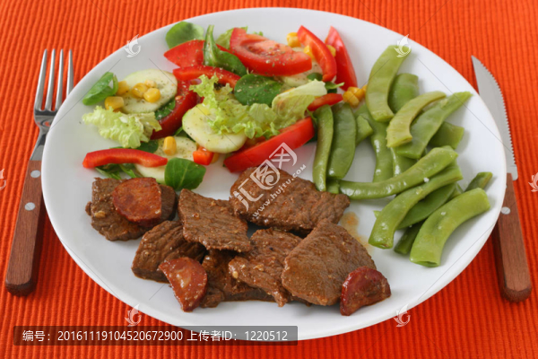 牛肉配香腸；豆子和沙拉