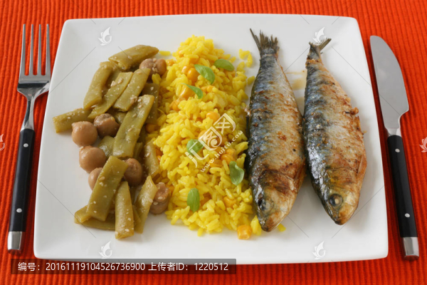 米飯和蔬菜炒沙丁油魚