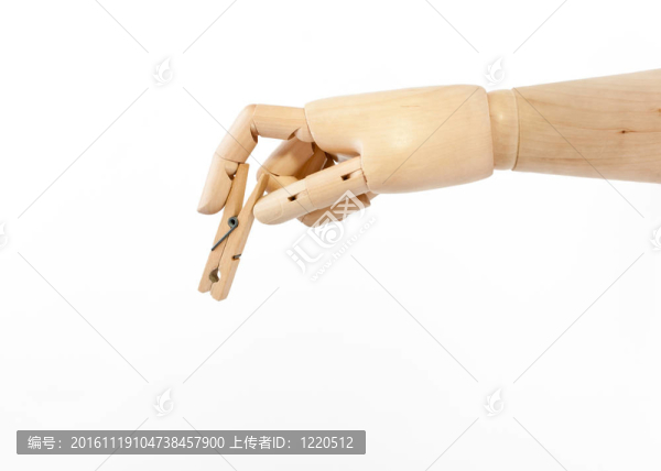 手和衣服釘