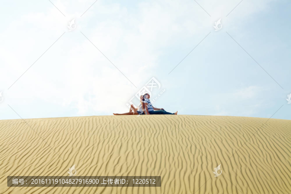 夫婦在沙