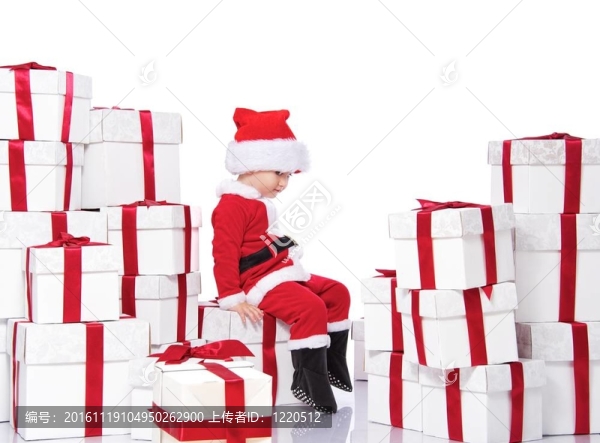 圣誕老人在圣誕老人克勞斯服裝坐在禮品盒