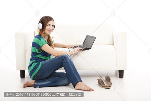 聽音樂和使用筆記本電腦