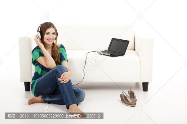 在筆記本電腦上聽音樂