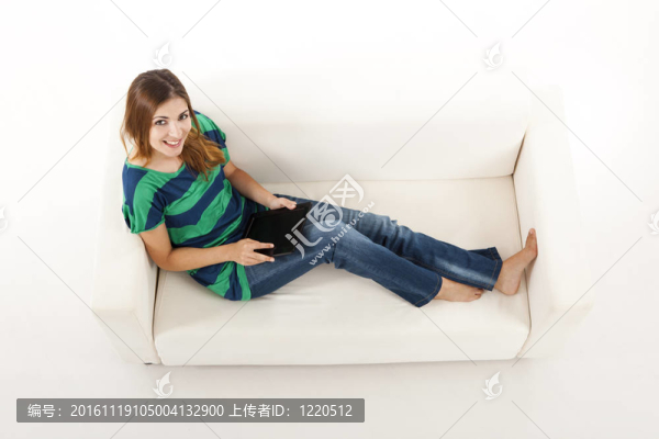 使用平板電腦的女人