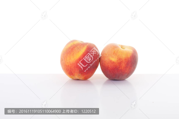 兩個(gè)桃子在白色的桌子上