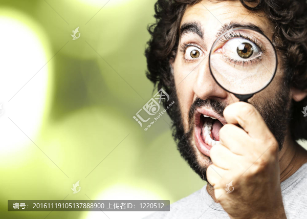 帶有放大鏡的人