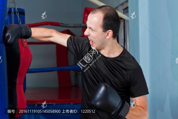 拳擊手逼沖沙袋
