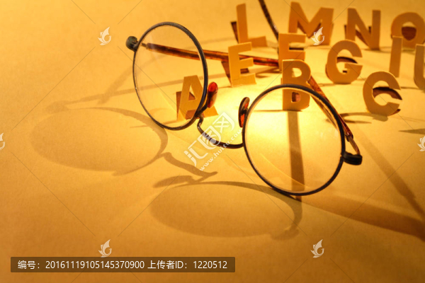字母和眼鏡